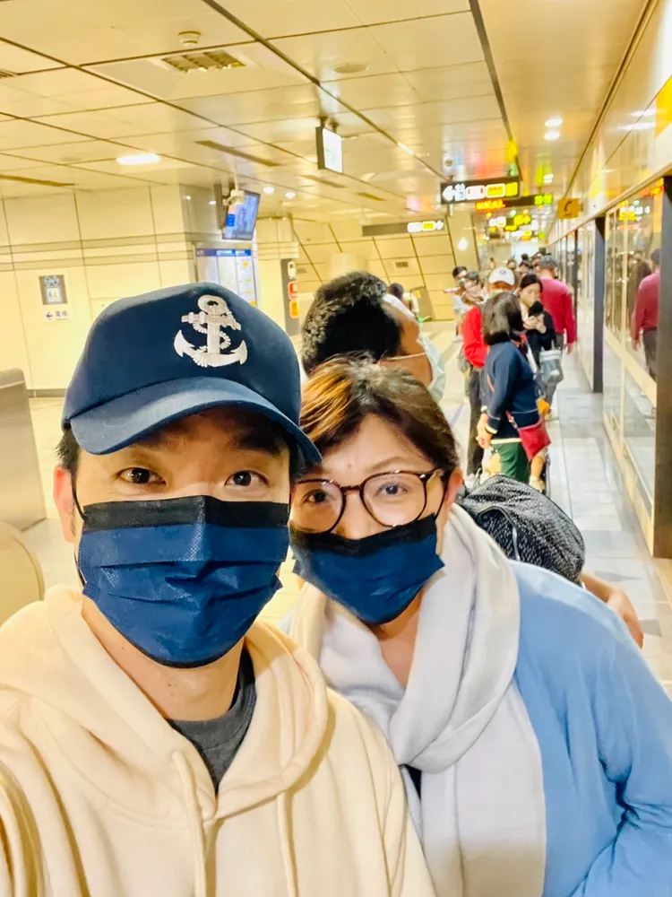蔣萬安與太太石舫亘昨天一起欣賞燈會。蔣萬安提供