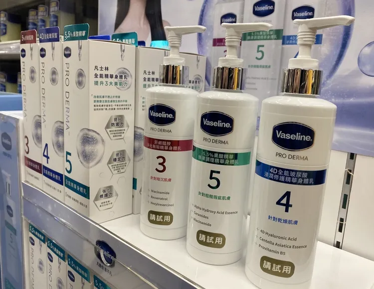 凡士林推出醫美等級全新品【Vaseline 凡士林】全能精華身體乳，在家樂福引起一陣搶購討論熱潮。