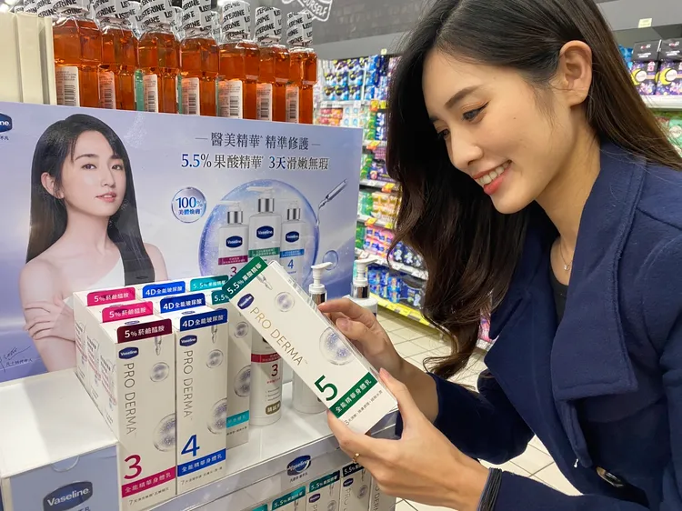 「 5號拋光小天才」針對粗糙肌膚能有感撫平，5.5%果酸精華有效幫助肌膚平滑，肌膚質感更上一層。