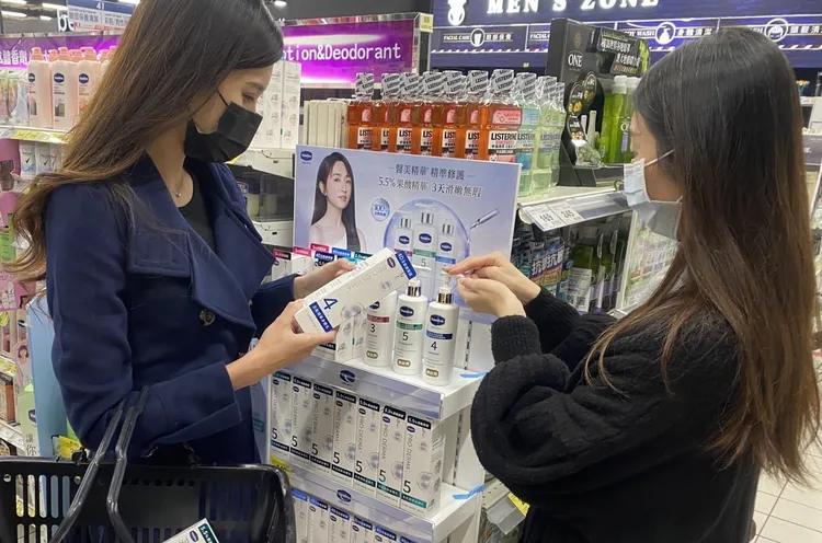 許多十分追求保養品質的愛美人士，都到賣場搶購，熱夯程度可見。