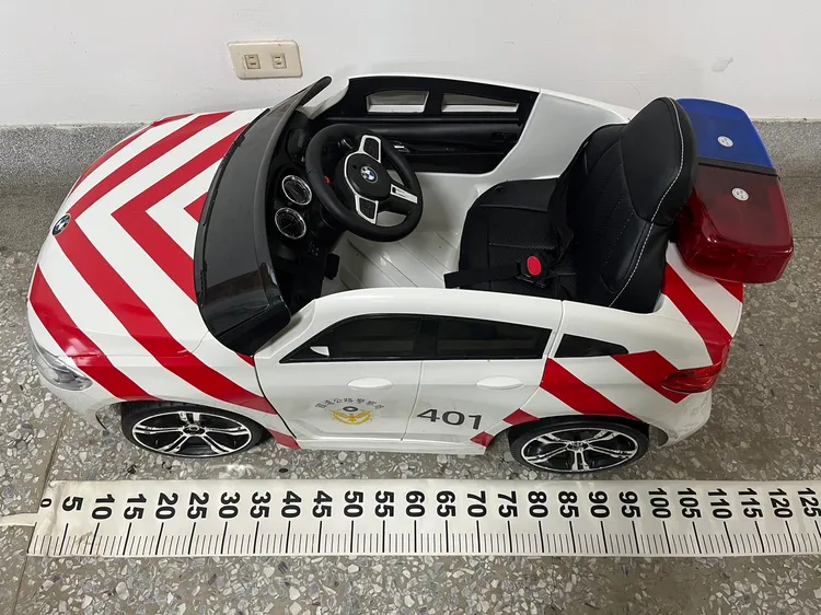 現場還展示紅斑馬電動車，歡迎親子來合影。國道警局提供