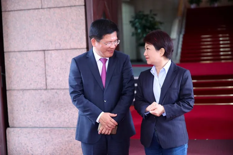 林佳龍、盧秀燕這兩位台中市前後任市長，意外被扯進南投立委補選藍綠「垃圾大戰」之中。翻攝盧秀燕臉書