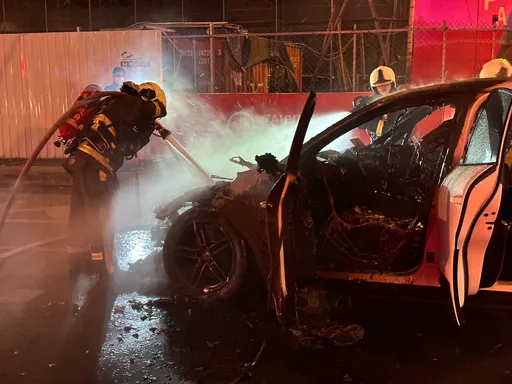 台中保時捷酒駕連撞2車起火燃燒 300萬車全毀!26歲駕駛及時逃命