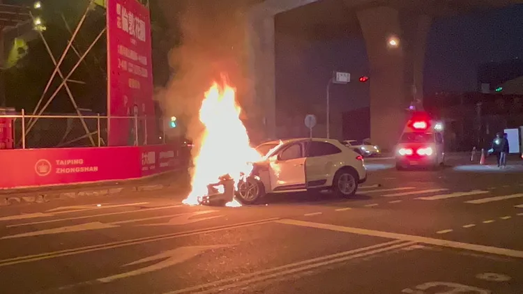 保時捷休旅車連撞2車後引擎起火，現場火勢猛烈。民眾提供