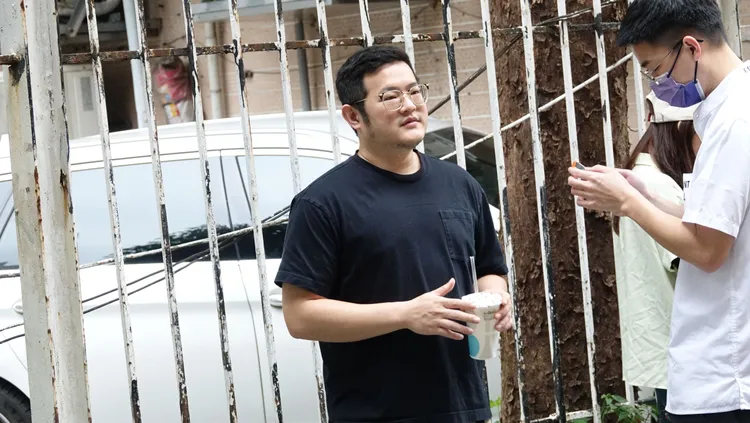 ㄚ頭的老公王惟立（左）默默到場支持愛妻。莊宗達攝