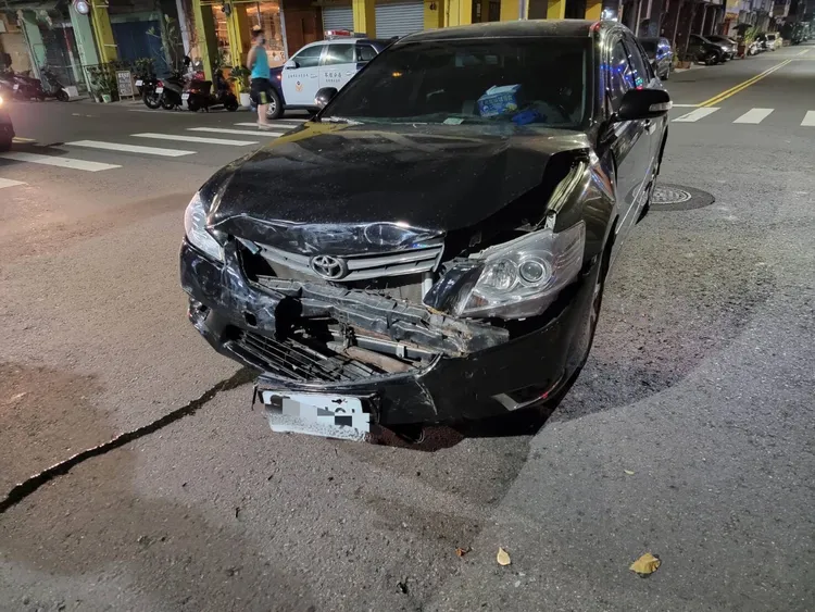 陳姓駕駛車輛也撞凹。翻攝畫面