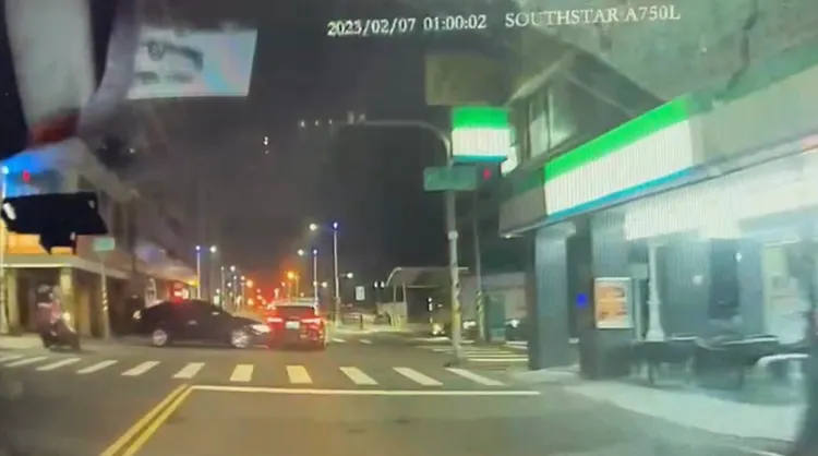 駕駛遇閃光紅燈未停車再開，結果撞上警方巡邏車。翻攝畫面