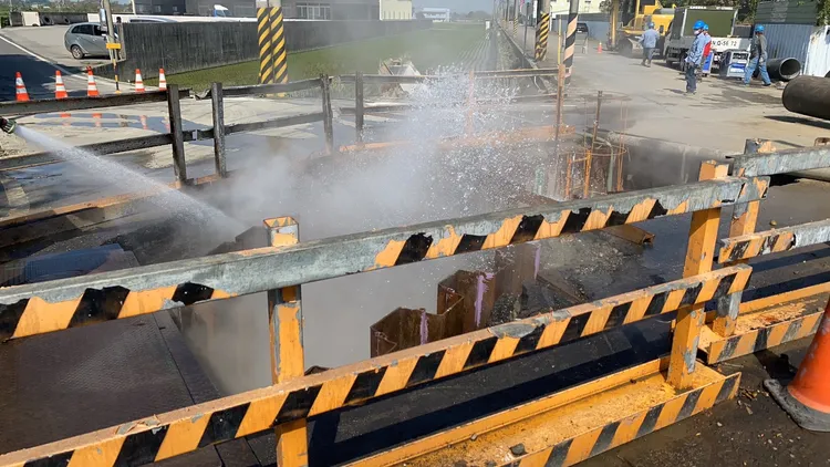 警消人員在周邊佈署水線，預防災害擴大。讀者提供