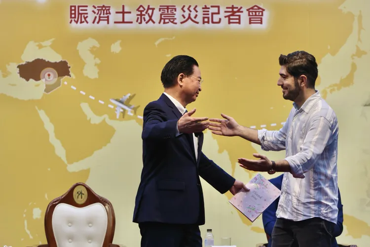 圖佳記者會上擁抱吳釗燮。林林攝