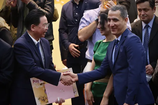 土耳其網紅熊抱吳釗燮致謝 貝定可:有台灣在就沒有極限!