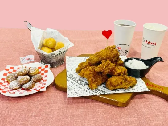 bb.q CHICKEN「戀愛炸雞套餐」，內含bb.q獨家韓式特製醬料包裹的「調味炸雞」，以及期間限定新品「啾挖嘿喲鬆餅」與牽絲濃郁的「馬西搜唷起司球」與汽水組合。業者提供