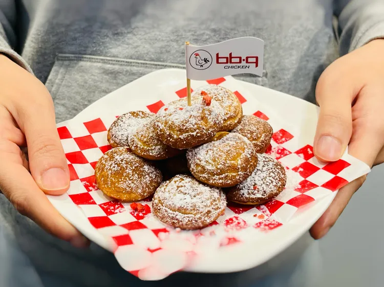 bb.q CHICKEN情人節期間限定「啾哇嘿喲小鬆餅」搭配「戀愛炸雞套餐」，即日起甜蜜開賣。業者提供