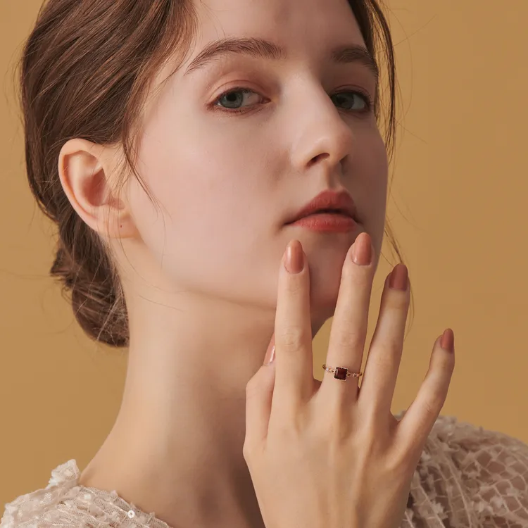 10K金琥珀、拉長石戒指，1萬4500元。品牌提供