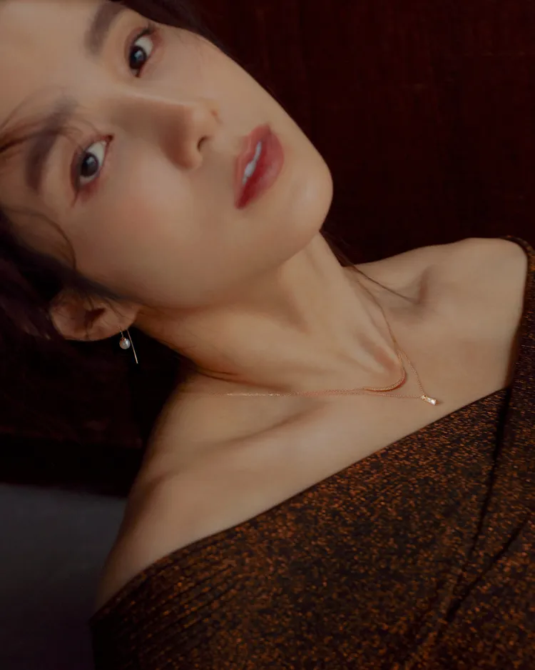 温貞菱在演繹珠寶作品時仙氣十足的模樣，更釣出金鐘影后天心現身留言大讚「太美了」。品牌提供