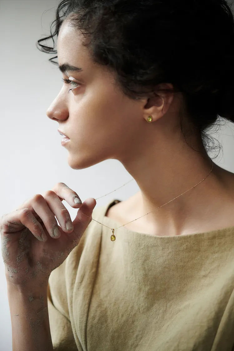 橄欖石耳環8000元、項鍊1萬2600元。品牌提供