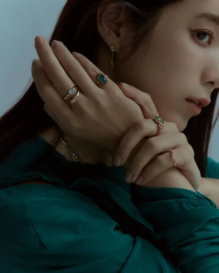 温貞菱將agete春季新品中使用的多種寶石，形容為擁抱生命的不同階段。品牌提供