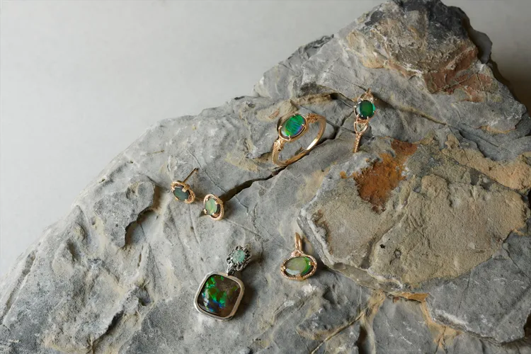 agete春季系列承襲受歐洲古董珠寶啟發的風格，並用琥珀、橄欖石、髮晶等天然礦藏，道盡地球的一生。品牌提供