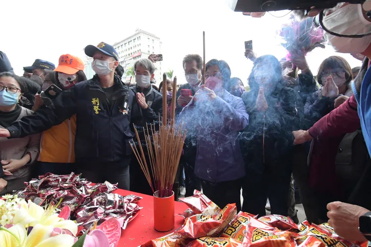 彰化縣長王惠美與縣府團隊，在府前擺放供品，迎接白沙屯媽祖駐駕。彰化縣府提供