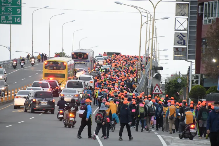 上萬信眾伴隨媽祖鑾轎，進入彰化縣境。彰化縣府提供