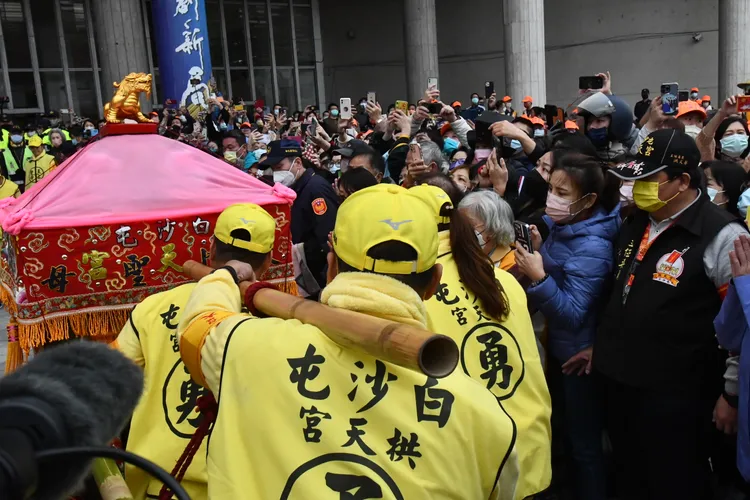 白沙屯媽祖鑾轎第二次駐駕彰化縣府，受到民眾熱情迎接。彰化縣府提供