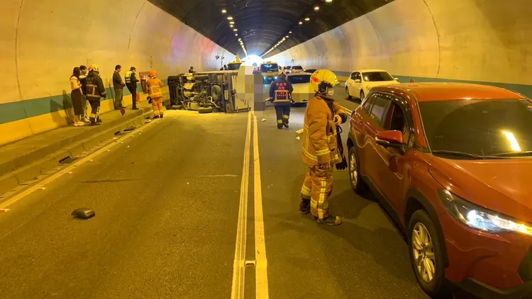 警消獲報趕抵救援。國道警察局提供