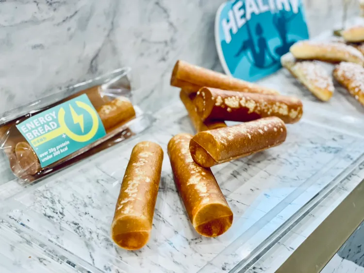 能量麵包概念發想來自熱衷自行車運動的吳寶春師傅，造型上考量運動時的便利性，以方便攜帶的尺寸設計成能單手食用、好入口的棒狀。曾仲葳攝