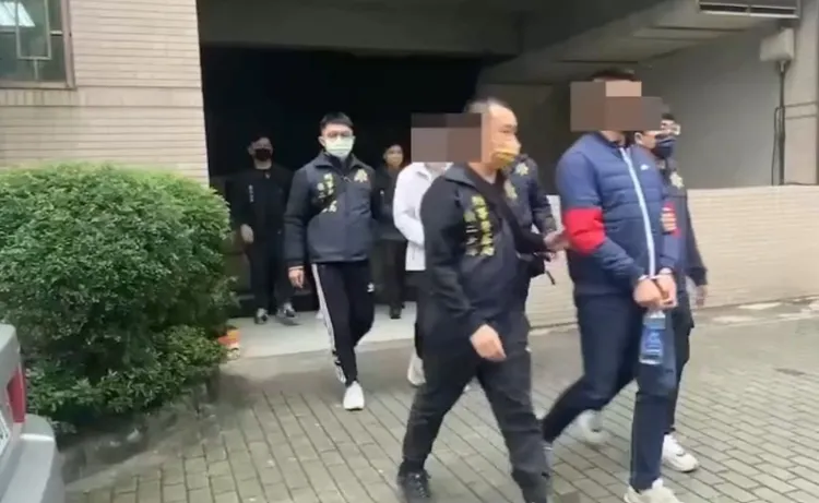 警方逮捕竹聯幫明仁會陳姓男子等人。翻攝畫面