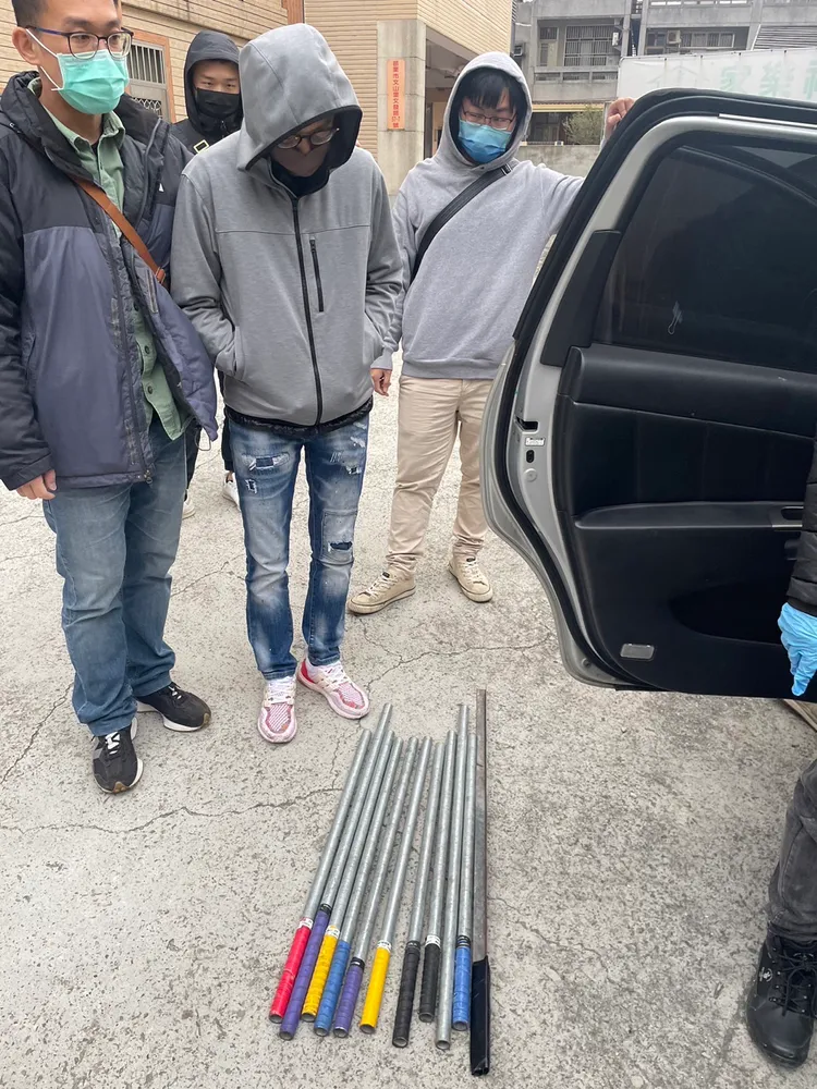 警方查扣鋁棒、角鐵、甩棍等證物。翻攝畫面
