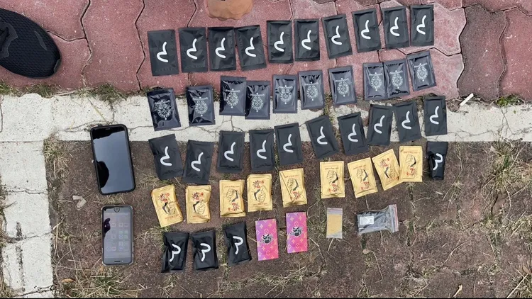 警方查扣大批毒品咖啡包。翻攝畫面