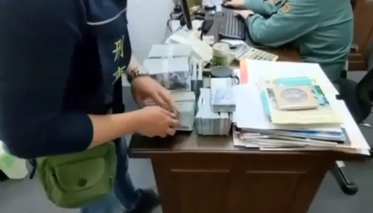 警方清點現金。翻攝畫面