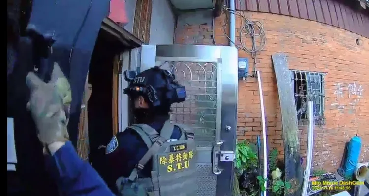警方破門攻堅。翻攝畫面