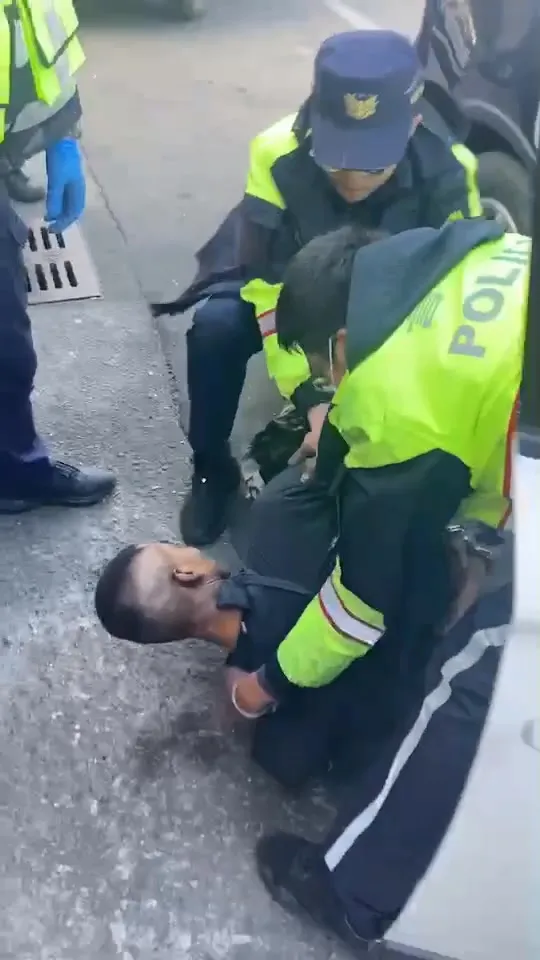 警方合力壓制該名移工。民眾提供