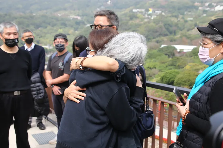 導演曹瑞原（右）抱住痛哭的李璇。鄭孟晃攝