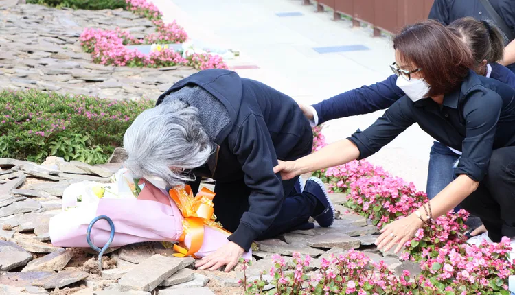 李璇跪地叩拜。鄭孟晃攝