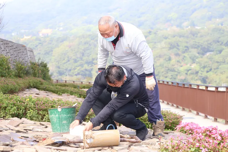 丁強二兒子（下）將骨灰灑入。鄭孟晃攝