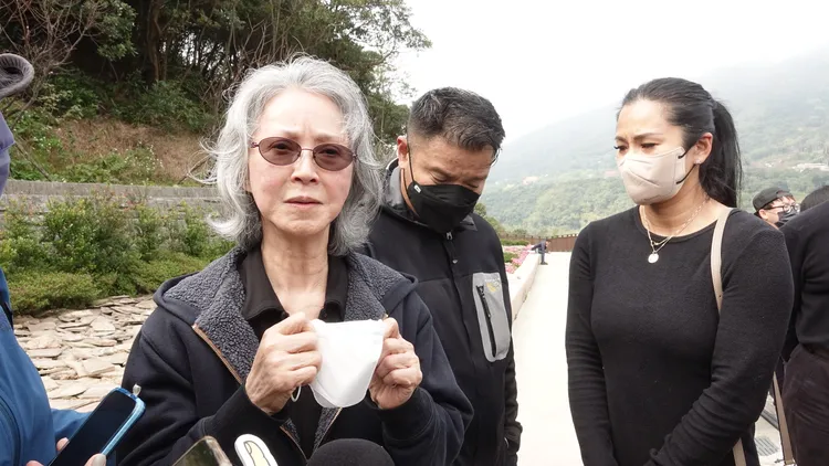 李璇（左）和一對兒女在陽明山植葬儀式後感謝媒體。鄭孟晃攝