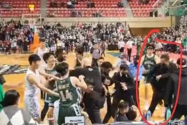 劉晉良因出腳被重罰。翻攝Youtube