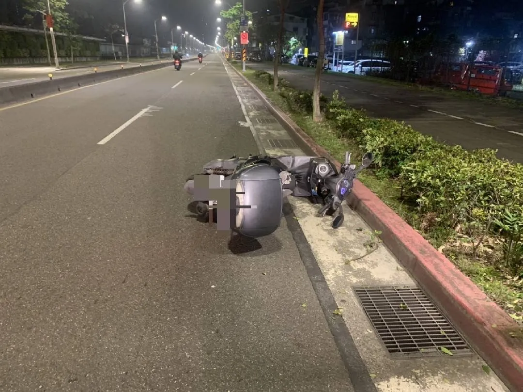 警方於事故現場採證。翻攝畫面