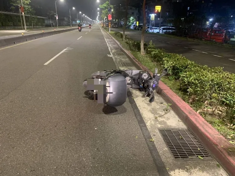 警方於事故現場採證。翻攝畫面