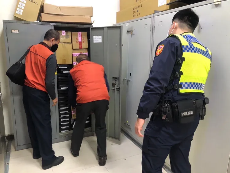 廟方人員從警方槍械室保險櫃取出香油錢。警方提供