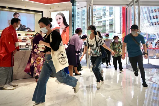 百貨第一槍！SOGO宣布2/20起可脫罩血拚　餐飲人員繼續戴