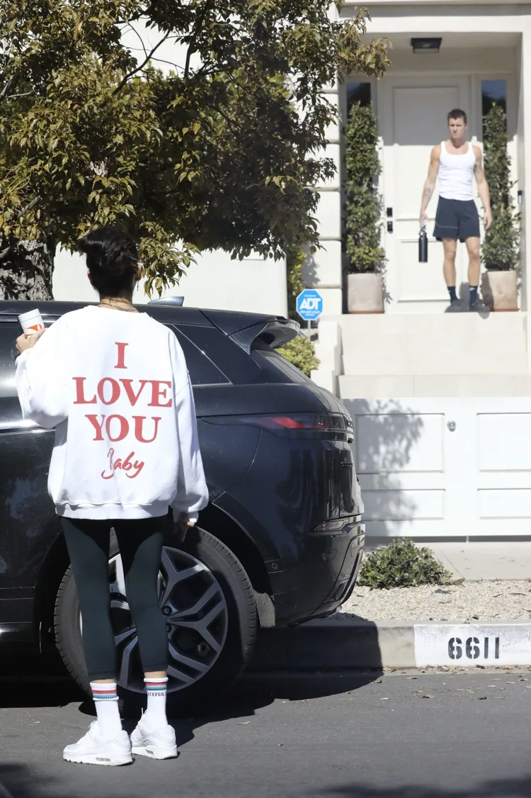 喬絲琳（前）套上寫著「我愛你寶貝」的上衣，相當曖昧。達志