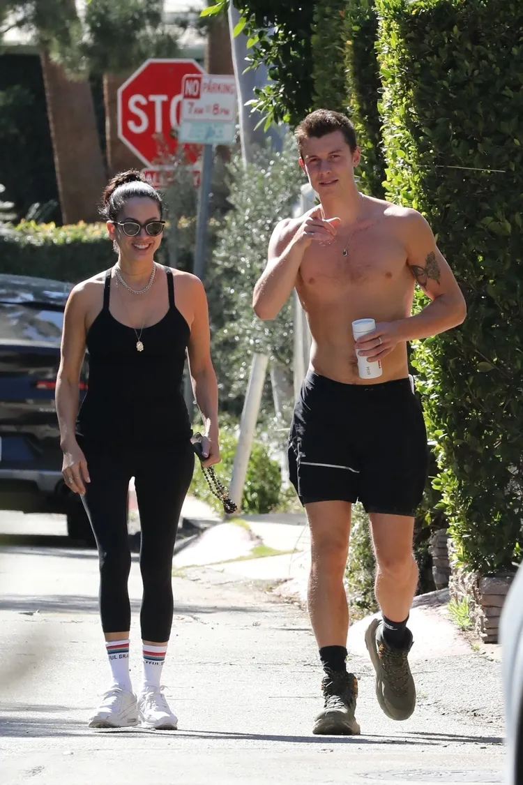 尚恩（右）打著赤膊露出精壯身材，喬絲琳則穿著曲線畢露的背心與緊身褲，2人看起來頗登對。達志