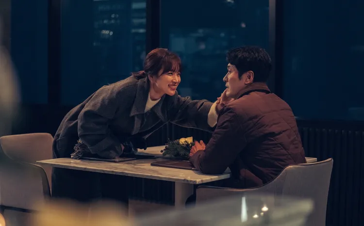 李成宰（右）、鄭侑敏上演叔姪婚外情。friDay影音提供