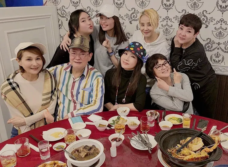 陳美鳳上月分享聚餐照，端上巴戈準備的鮑魚上桌。翻攝陳美鳳臉書