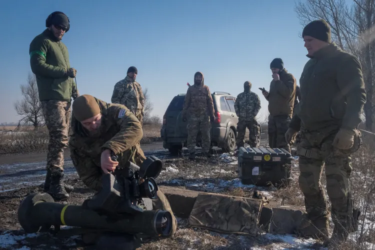 烏克蘭士兵準備使用標槍飛彈。路透社