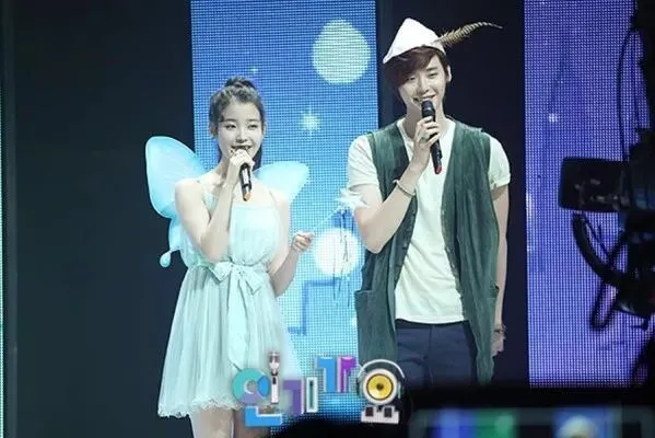 IU（左）、李鍾碩2012年一起主持《人氣歌謠》，認識10年才從朋友變成情人。翻攝SBS