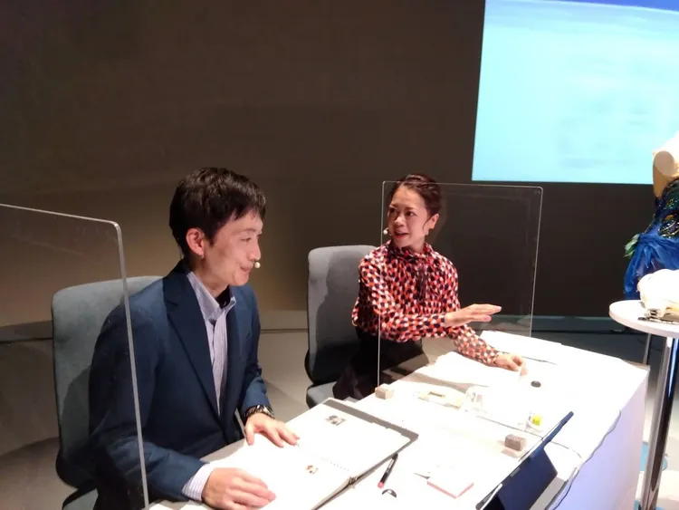 船岡久嗣（左）日前和花式滑冰選手鈴木明子一起轉播NHK杯賽事。翻攝鈴木明子推特