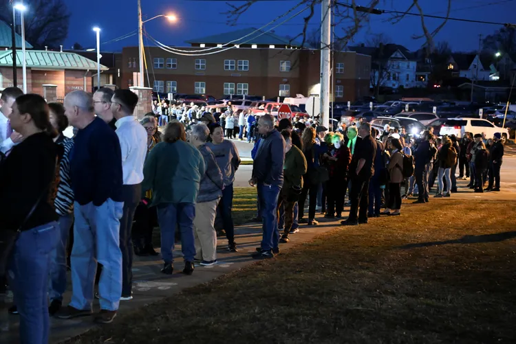 小鎮居民排隊參加說明會，表達自己的憂心。美聯社