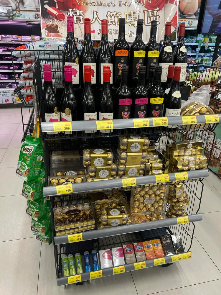 貨價最下層放著保險套。翻攝臉書社團《路上觀察學院》